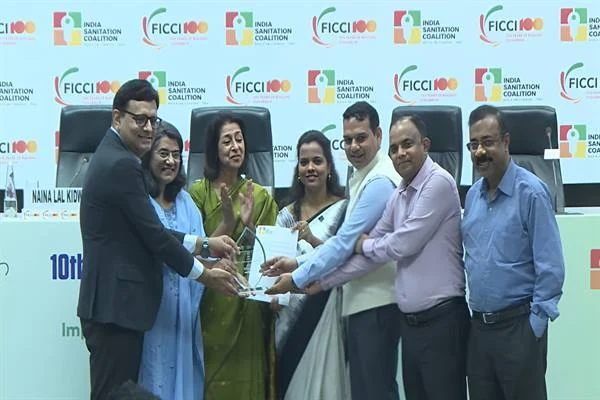 आईएससी-फिक्की समारोह में मंच पर पुरस्कार ग्रहण करते प्रतिभागी